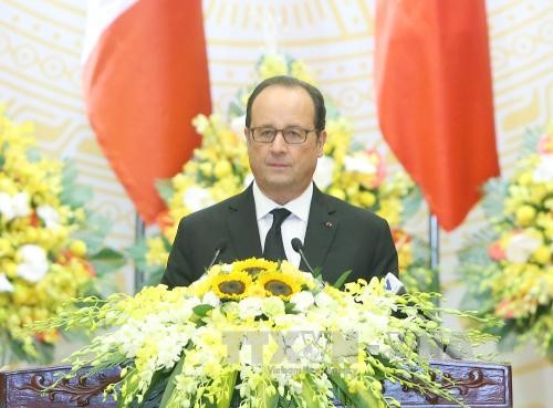 Президент Франции Франсуа Олланд посетил город Хошимин - ảnh 1